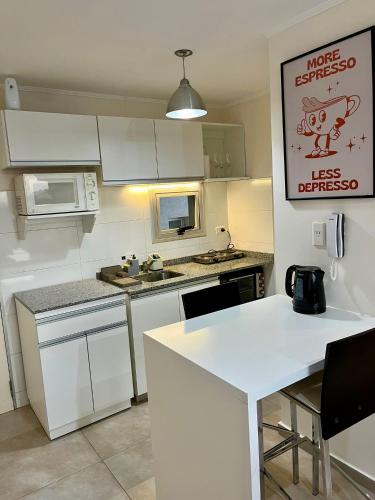 拉斐拉Departamento céntrico en Rafaela的厨房配有白色橱柜和白色台面