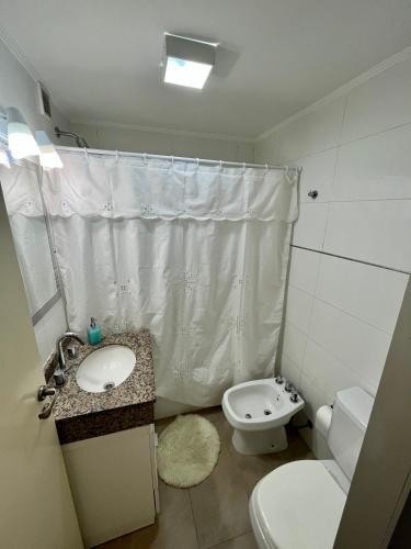 拉斐拉Departamento céntrico en Rafaela的一间带卫生间和水槽的小浴室