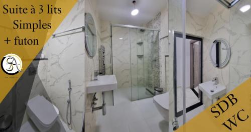 Le LidoHostel SA Bab Ezzouar的白色的浴室设有水槽和淋浴。