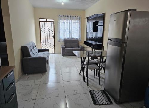 博阿维斯塔Apartamento boa vista RR的厨房以及带不锈钢冰箱的起居室。