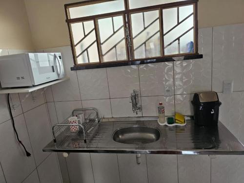 博阿维斯塔Apartamento boa vista RR的厨房柜台设有水槽和微波炉