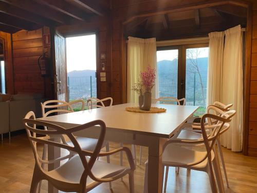 圣克鲁斯-德特内里费La Casa del Valle的一间带桌椅和窗户的用餐室