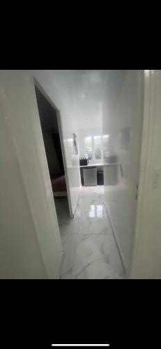 德朗西Appartement beau的空的白色房间,有楼梯通往房间