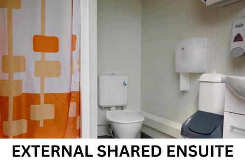 圣海伦斯St Helens Mountain Bike Base的外部共用浴室设有卫生间和水槽