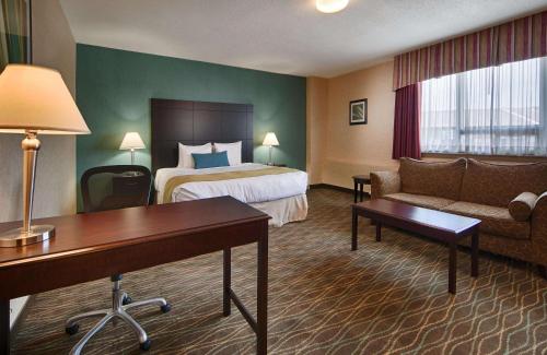 奥沙瓦贝斯特韦斯特达勒姆会议中心酒店的酒店客房,配有床和沙发