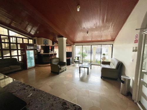 瓜亚基尔加尔萨别墅旅馆的带沙发和桌子的大客厅