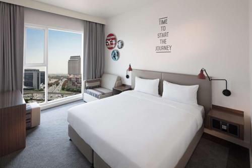 迪拜Rove Healthcare City - Bur Dubai的卧室设有一张白色大床和一扇窗户。