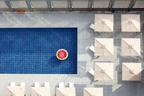 迪拜Rove Healthcare City - Bur Dubai的享有泳池的上方景色,并拥有西瓜