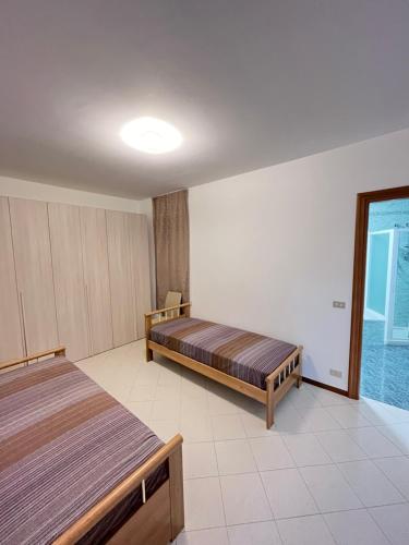 诺瓦拉Vicino al centro的一间卧室设有两张床和窗户。