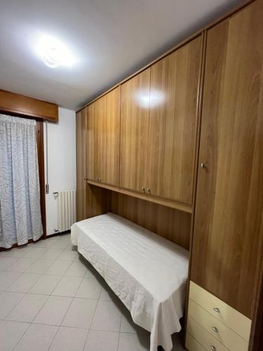 诺瓦拉Vicino al centro的一间卧室配有一张床和木制橱柜