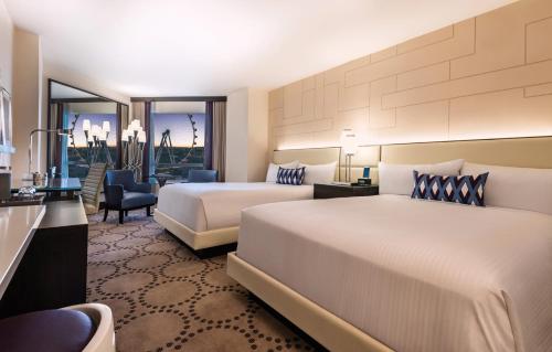 拉斯维加斯巴利拉斯维加斯赌场度假酒店的酒店客房配有两张床和一张书桌