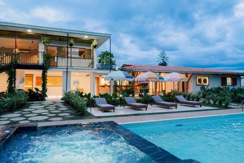 拉特瓦伊达Cannatel Exclusive Hotel的房屋前有游泳池的房子
