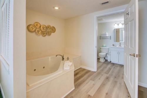 代托纳海滩Unit 2224 Ocean Walk - 3 Bedroom Ocean Front的带浴缸和卫生间的浴室。