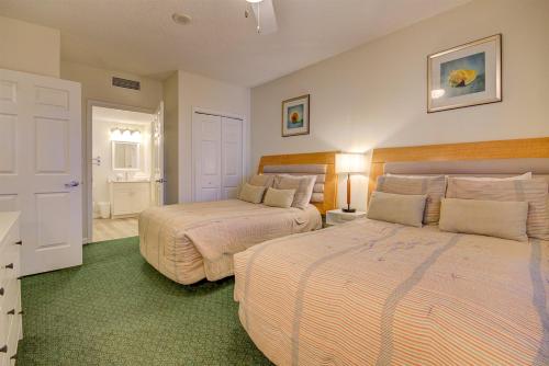 代托纳海滩Unit 2224 Ocean Walk - 3 Bedroom Ocean Front的一间卧室设有两张床,一扇门通往浴室