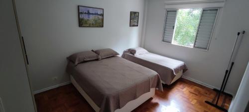 圣保罗Big apartment close to Allianz Park的一间卧室设有两张床和窗户。