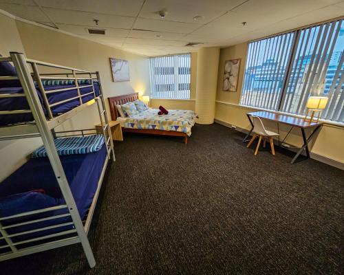 奥克兰选择背包客旅馆的宿舍间配有双层床和书桌。