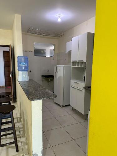 盖比姆Residencial Edite Bulhões的小厨房配有白色家电和柜台