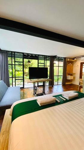日惹Sampai Villa Ruang Tepi的一间卧室配有一张大床和一架钢琴