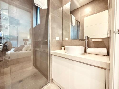 格伦韦弗利Luxury Glen Waverley Townhouse 4br3ba Backyard的一间带水槽和淋浴的浴室