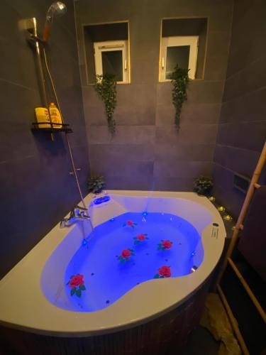 普瓦西Exotic spa的浴室设有鲜花浴缸。