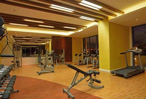 马尼拉US Embassy Roxas Blvd, Ermita, Manila 1 Bedroom ComfySuite的一间健身房,里面设有数个健身器材