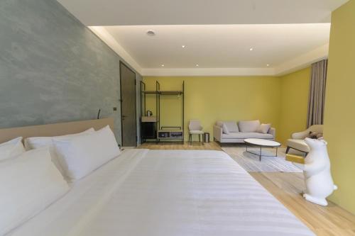 Shimen半岛海悦渡假会馆的一间带大床的卧室和一间客厅