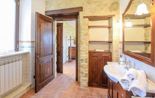SaraganoNice Apartment In Loc, Saragano, Gualdo With Outdoor Swimming Pool的浴室设有2个水槽和镜子