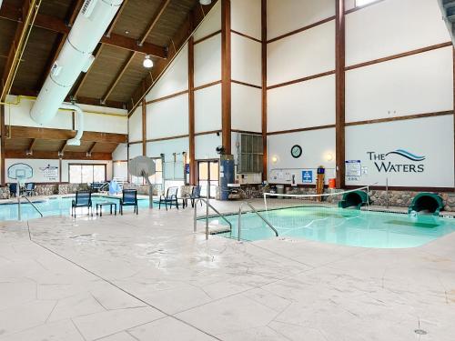米诺阔米诺夸沃特斯酒店的一座带桌椅的大型建筑中的游泳池