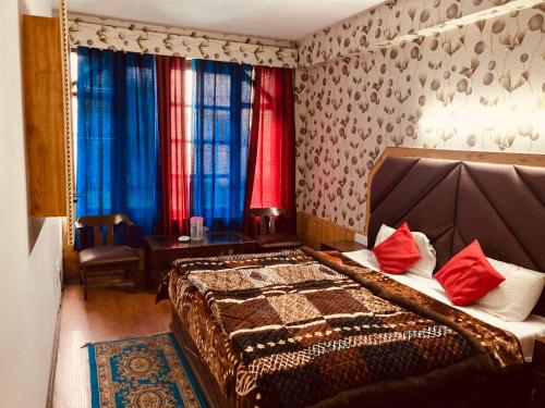 钱德加尔Sandhu Farm House的一间卧室配有红色枕头的床