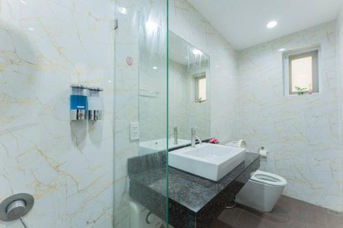 邦萨雷Ocean Pool Villa Pattaya的一间带水槽和玻璃淋浴的浴室