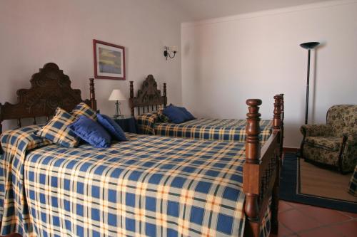 阿兰德鲁阿尔艾洛耶梅托佩罗罗德里格斯酒店的一间卧室配有两张床和椅子