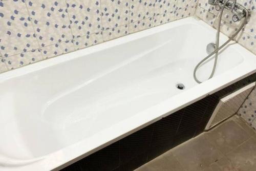 克里比La Maison Du Voyageur的浴室设有白色浴缸。