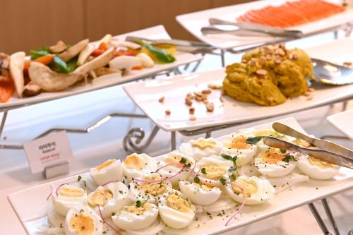 丽水市Coopstay Yeosu Hotel的自助餐,包括 ⁇ 蛋和其他食物