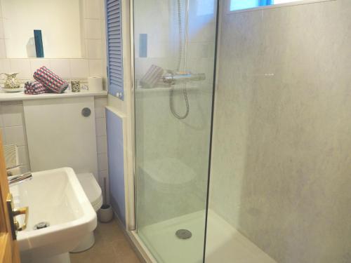 Severn StokeThe Packing House的带淋浴、卫生间和盥洗盆的浴室