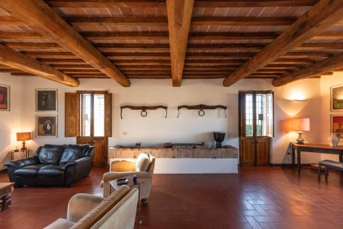 锡耶纳Villa Cucule的客厅配有沙发和桌子