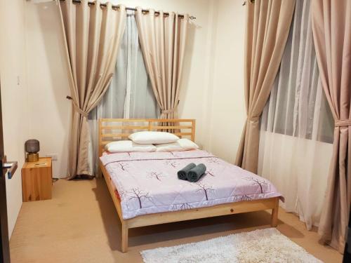 斯里巴加湾市Al Hidayah Suite的一间卧室,配有一张床,上面有帽子