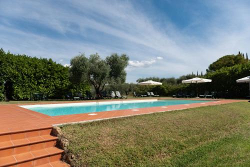 锡耶纳Villa Cucule的一个带椅子和遮阳伞的游泳池