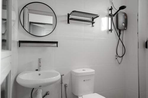 瓜埠Langkawi Homestay at Simfoni Beliza Apartment by Chien的白色的浴室设有水槽和镜子