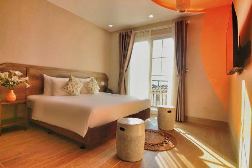 富国Aurora Phu Quoc Hotel & Cafe的一间卧室设有一张床和一个大窗户