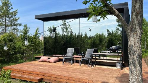 Juniper Villas - Standard & Delux的木制甲板配有椅子和一张带烧烤架的桌子
