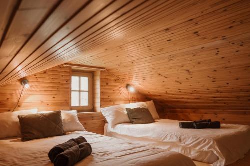 马尔杜Tranquility with Luxury的小木屋内带两张床的房间