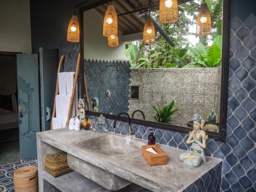 希德门达玛达生态度假酒店的一间带水槽和镜子的浴室