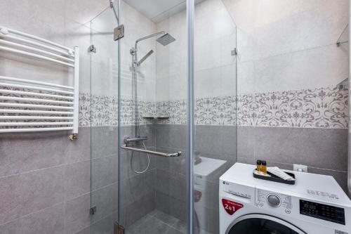 巴库里阿尼HCG Panorama Villa Deluxe Apartment的带淋浴和洗衣机的浴室