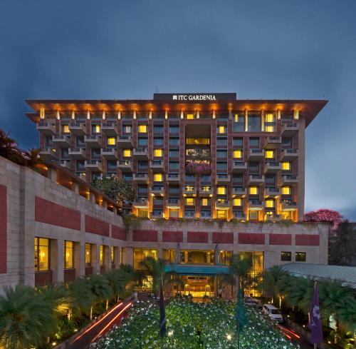 班加罗尔ITC Gardenia, a Luxury Collection Hotel, Bengaluru的夜幕降临的豪华度假村