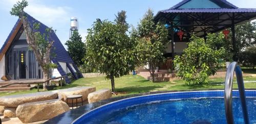 Ấp Thiện LậpMộc Hoa Viên的一座带房子的庭院内的游泳池