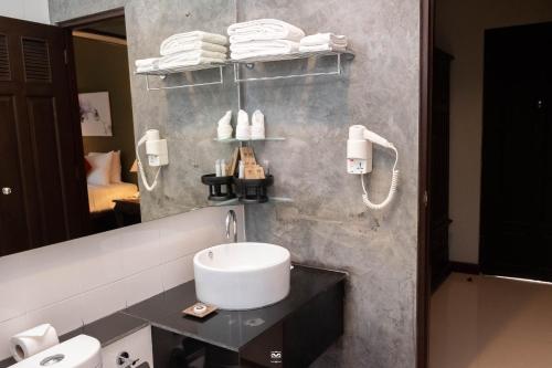 高当Victoria Cliff Hotel & Resort, Kawthaung的一间带水槽和镜子的浴室