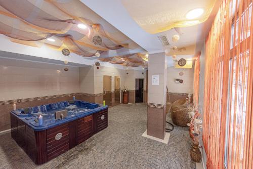 潘波洛沃MPM Family Hotel Merryan的大型浴室设有大型蓝色水槽