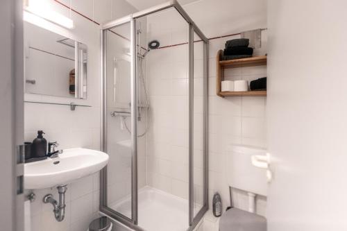 帕德博恩Zentrale ruhige Wohnung mit Parkplatz的带淋浴和盥洗盆的浴室
