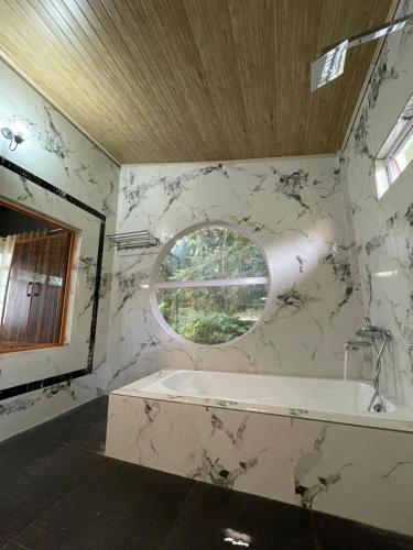 PedongRilassare stays cottage的带浴缸的浴室和窗户。