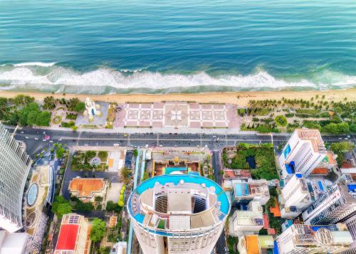 芽庄OceanDream Panorama Luxury Suites的享有海滩的空中景色,设有建筑和海洋